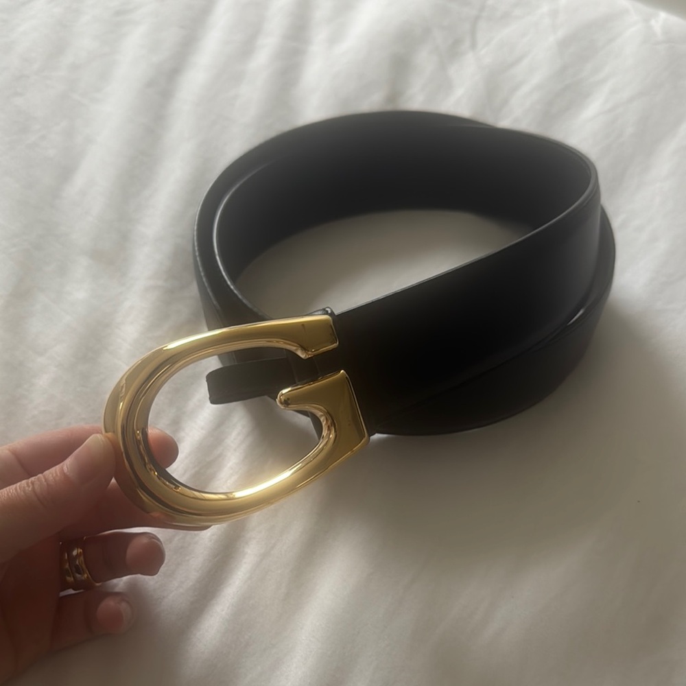 Gucci Elegant Black Belt with Gold Buckle